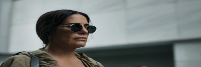 Agora como Duda, Elizabeth aparece na porta do colégio da filha (Foto: TV Globo)
